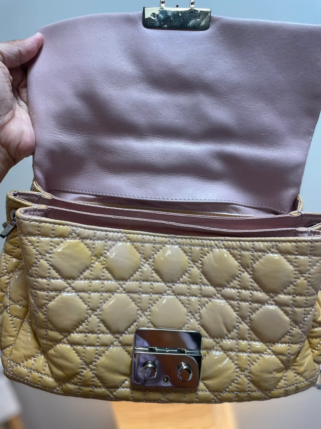 Christian Dior Quilted Handbag image indicator(4)