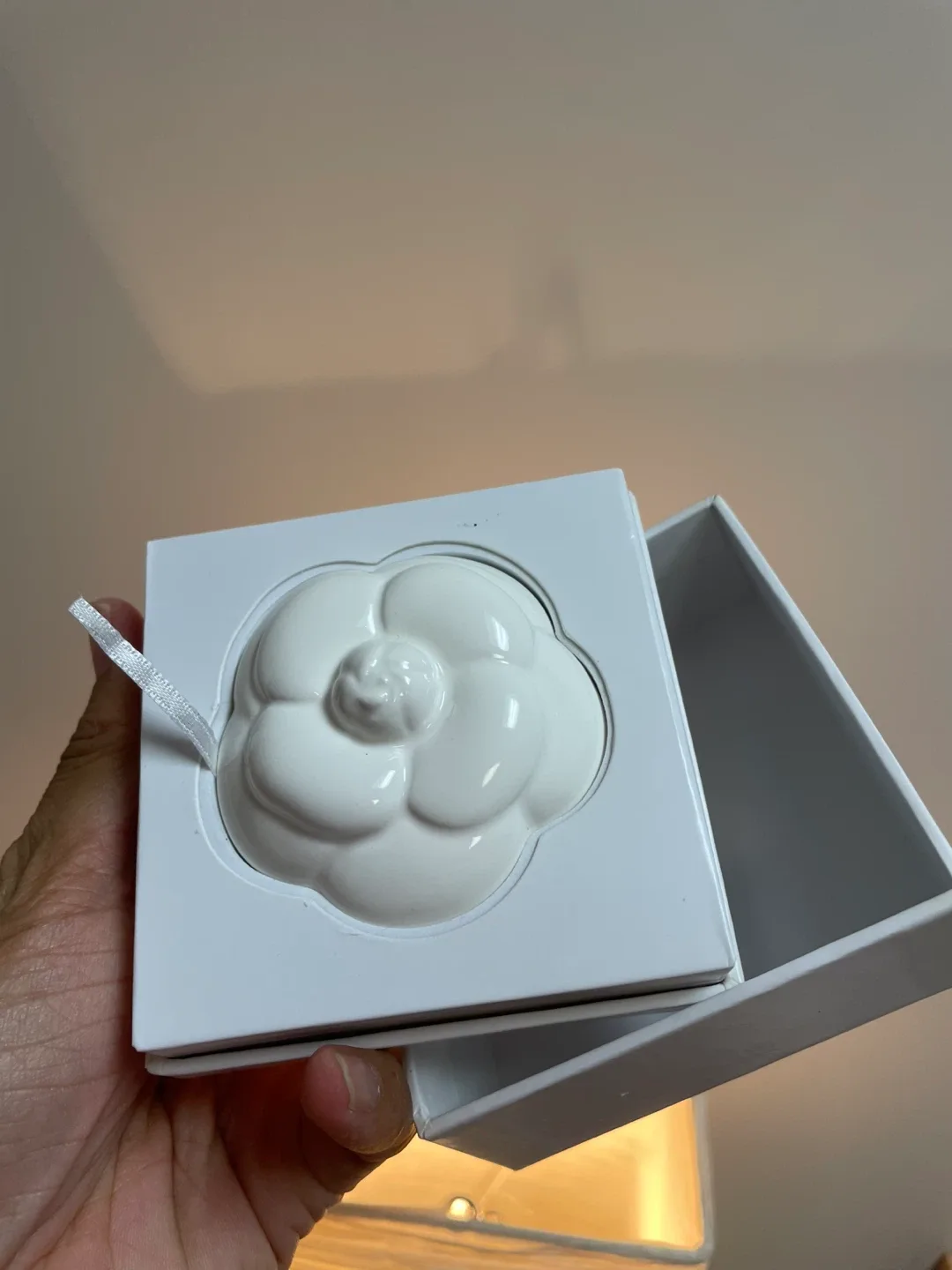 Chanel Camellia paper wiegh - New in Box image indicator(3)