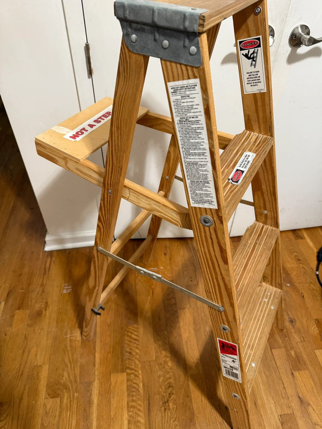 Werner W334 4ft Ladder - photo 2