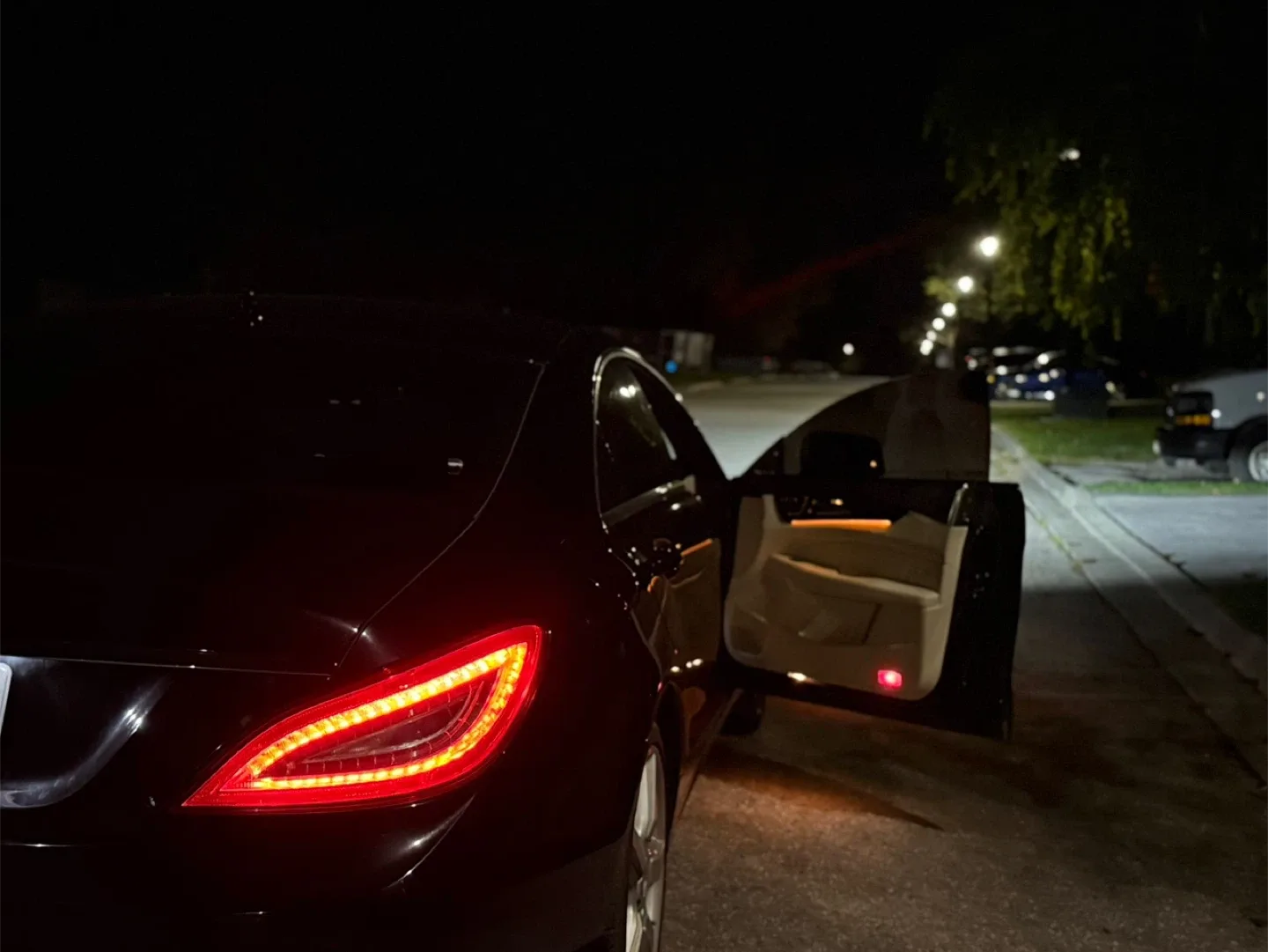 Mercedes-Benz CLS 550 Black Sedan image indicator(6)