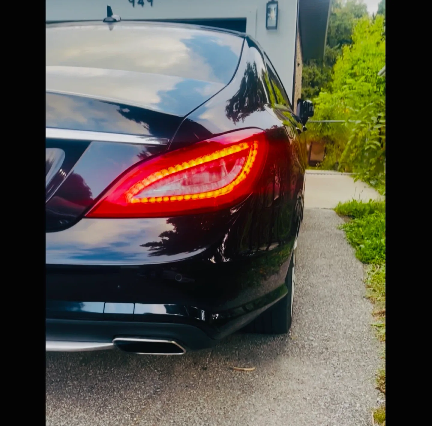 Mercedes-Benz CLS 550 Black Sedan image indicator(3)