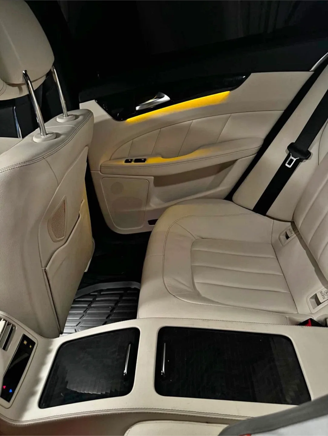 Mercedes-Benz CLS 550 Black Sedan image indicator(9)