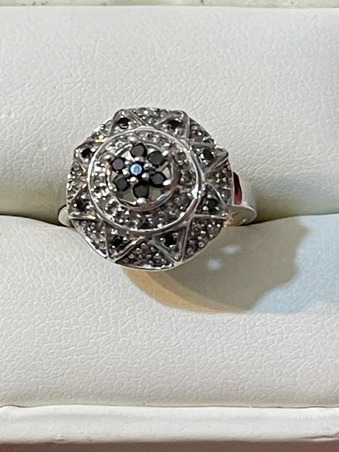 10k white gold Ring with Black Clear diamonds image indicator(2)