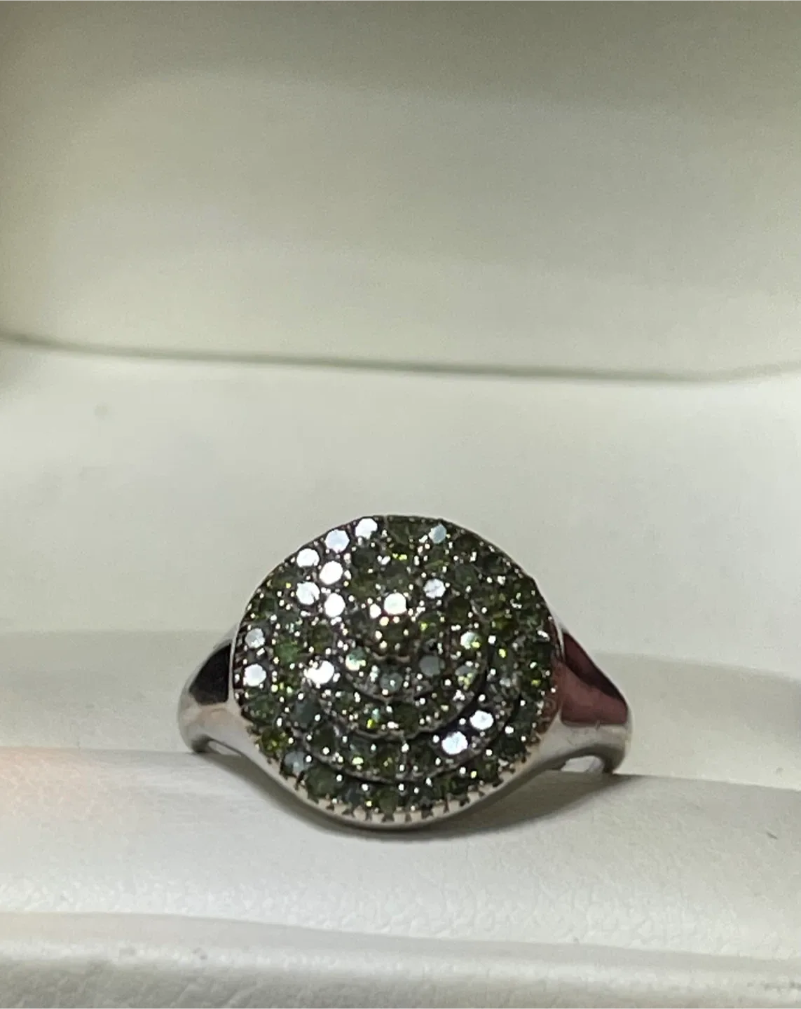 375 white gold  Ring with rare Green diamonds image indicator(2)