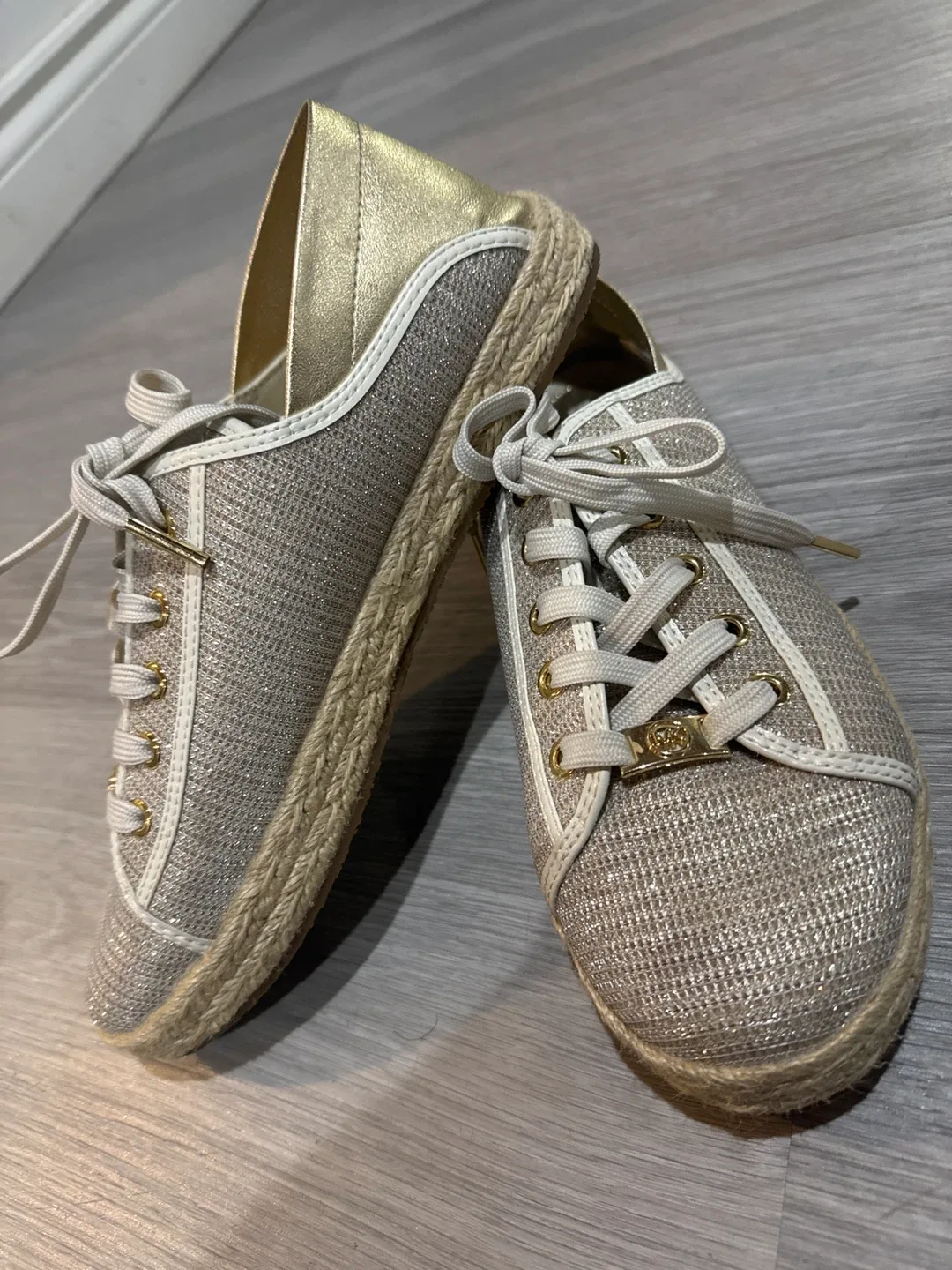 Michael Kors Gold Size 8.5 image indicator(2)