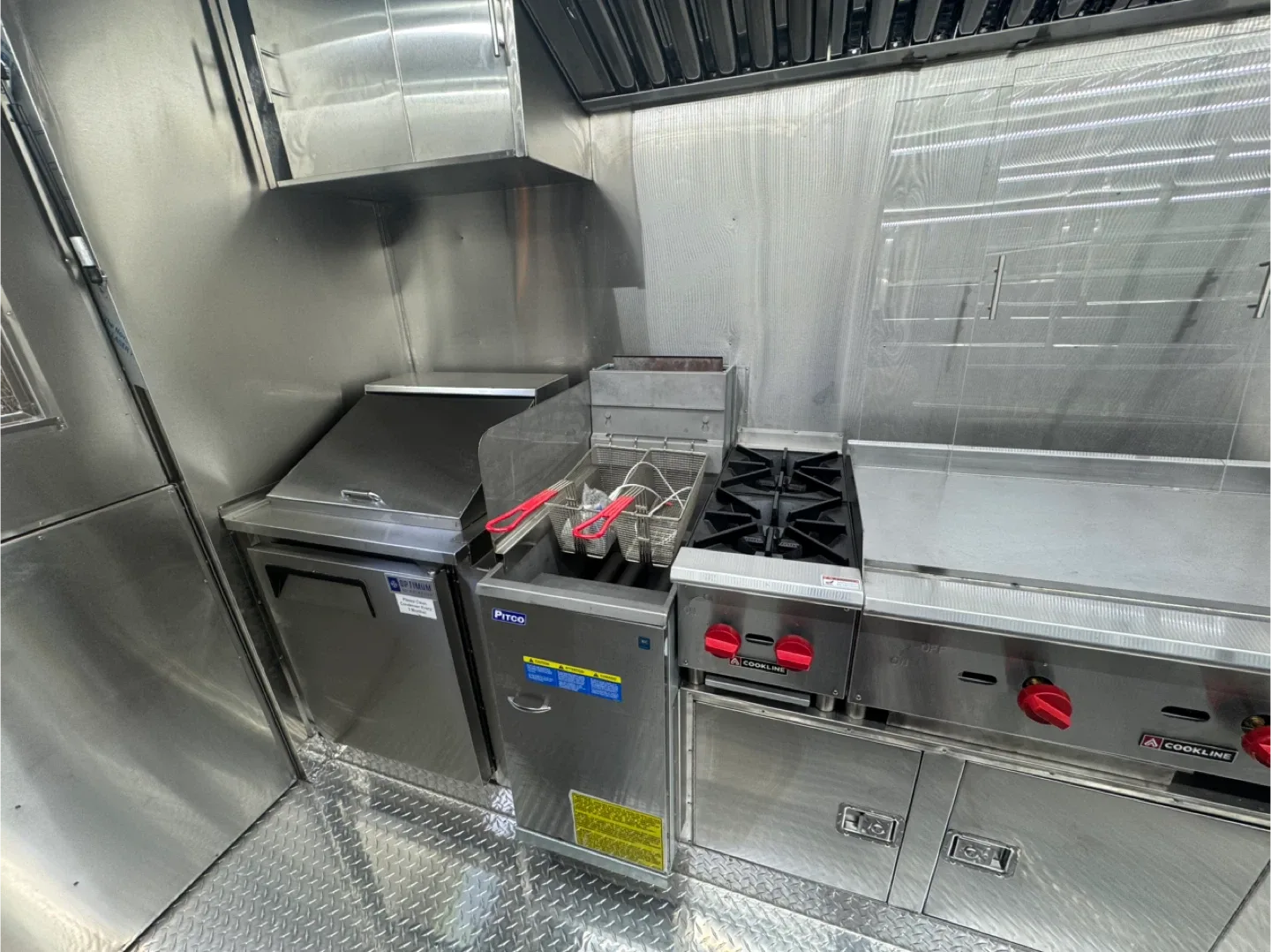 Food Truck with Full Kitchen image indicator(7)