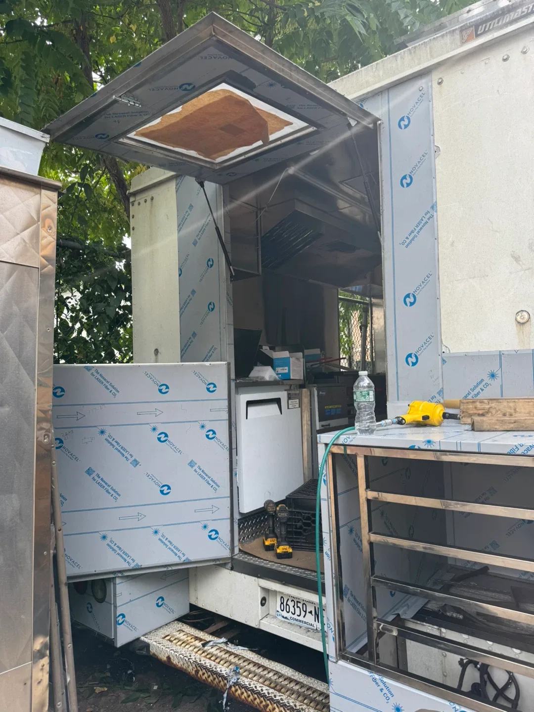 Food Truck with Full Kitchen image indicator(9)