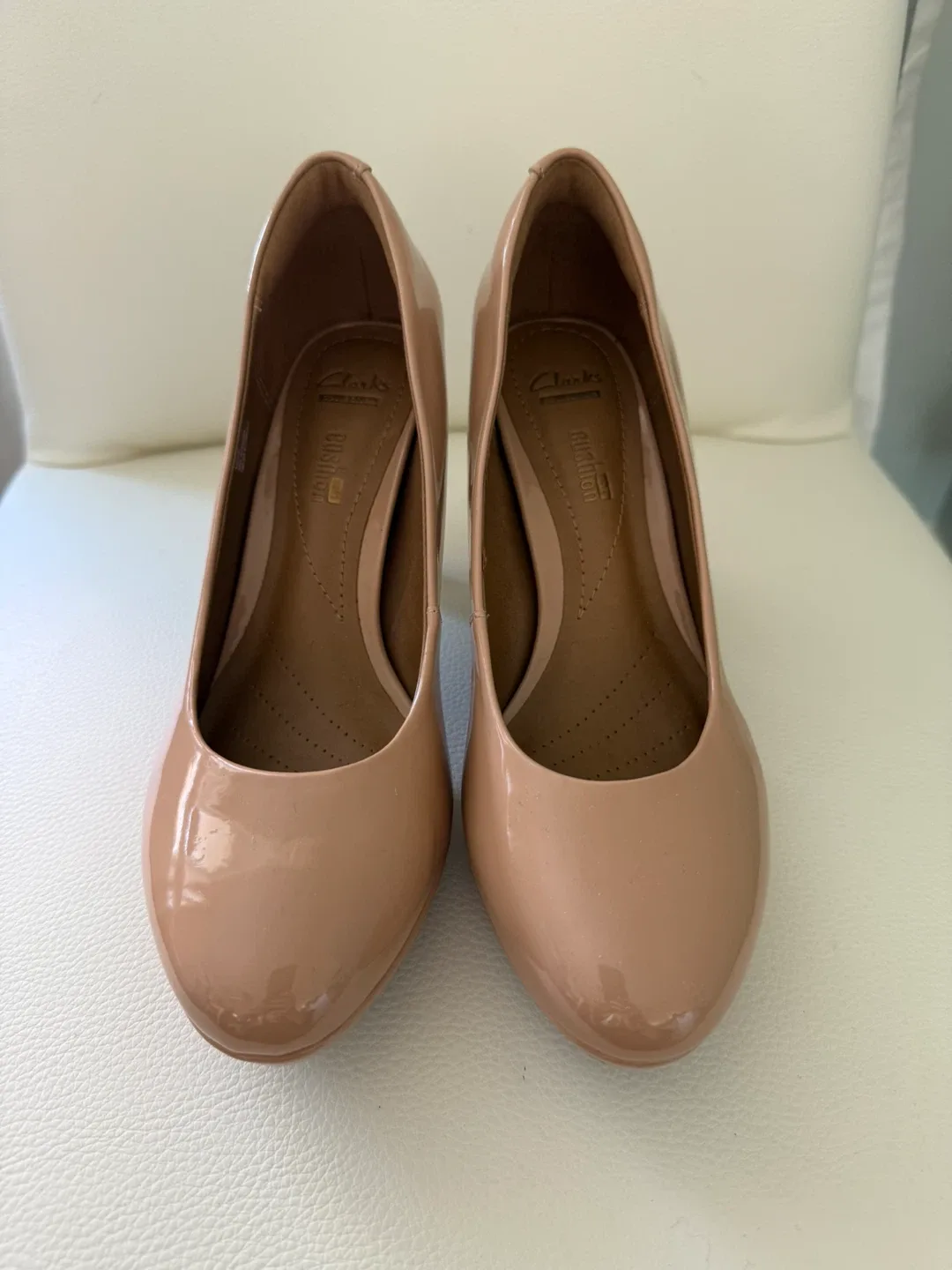 Clarks Women's patent heels - Size 6 image indicator(3)