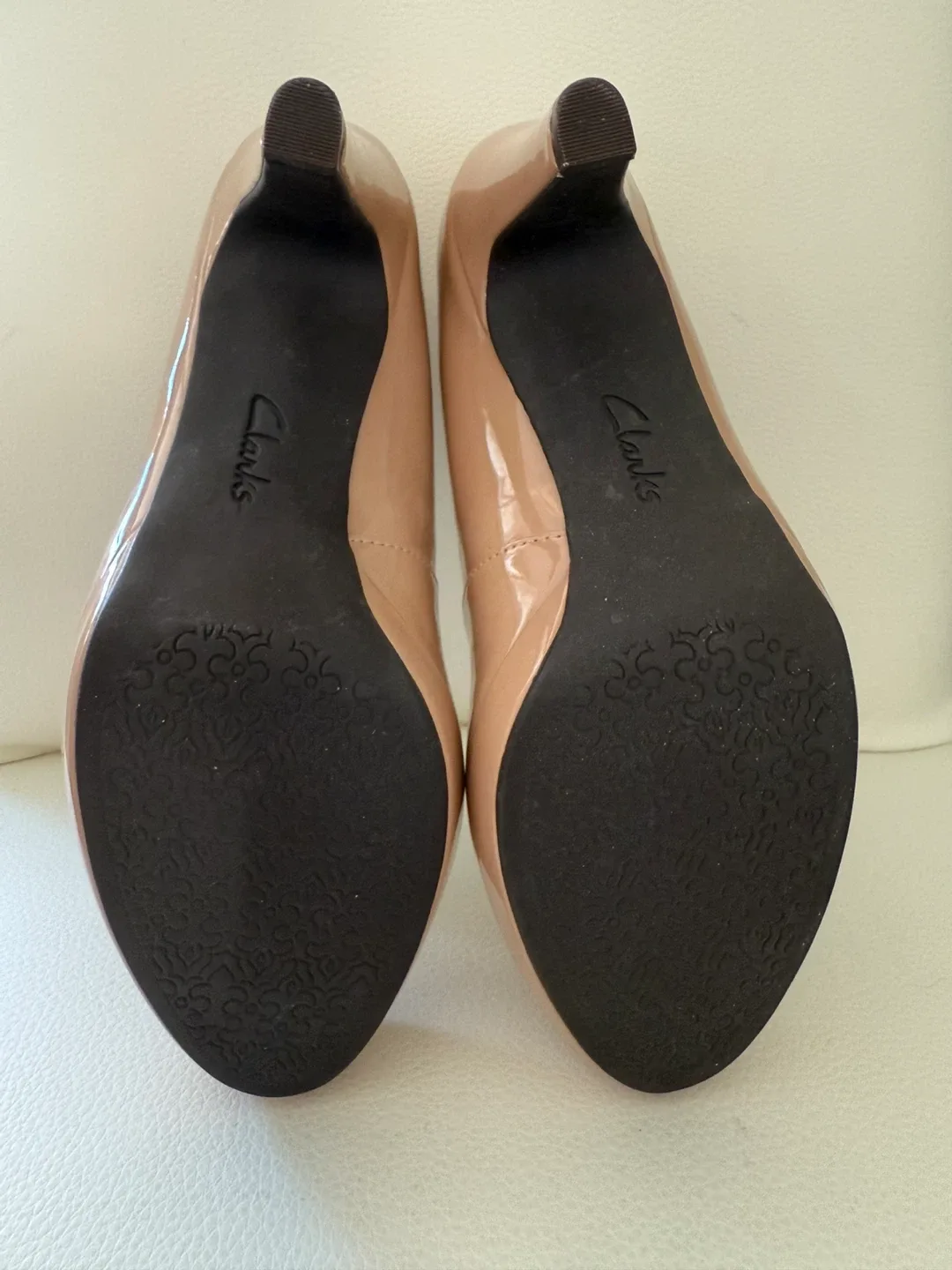 Clarks Women's patent heels - Size 6 image indicator(6)