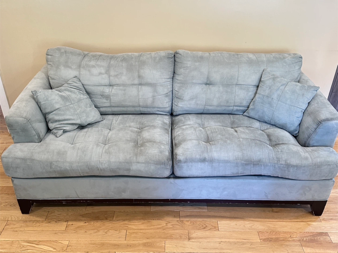 Modern Grey Tufted Microfiber Sofa (CAN DELIVER)