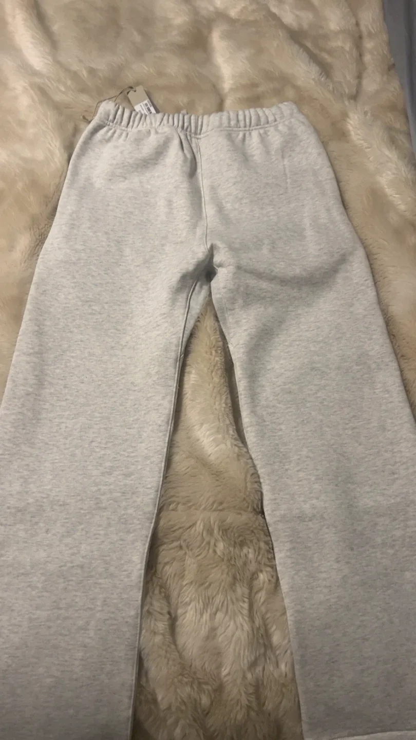 Essentials Fear of God Grey Sweatpants image indicator(3)