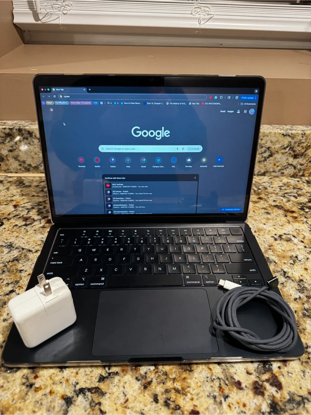 Apple Macbook Air M2 Chip image indicator(2)