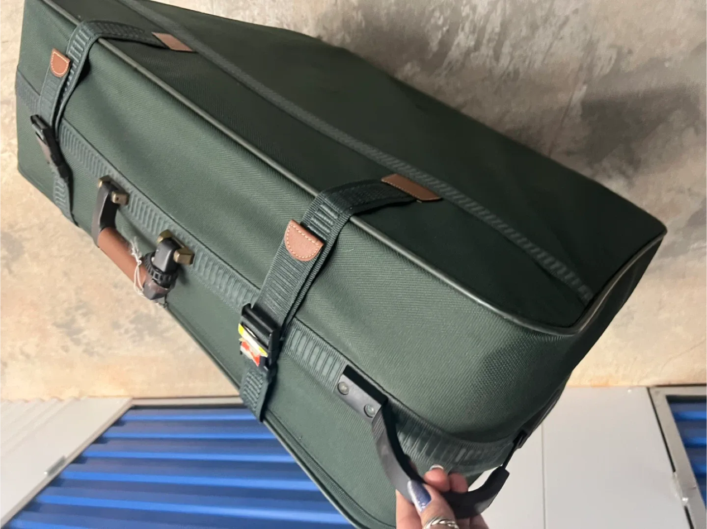 luggage big size in olive green. image indicator(4)