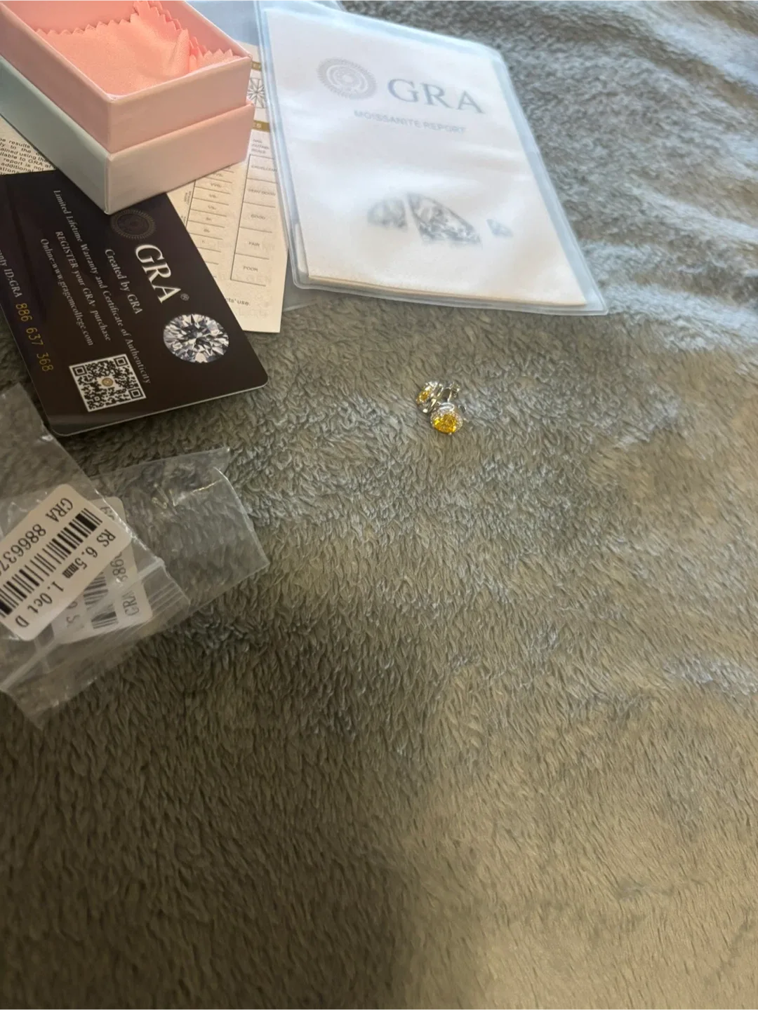 GRA Certified 2 Carat Yellow/white Moissanite stud earrings image indicator(3)