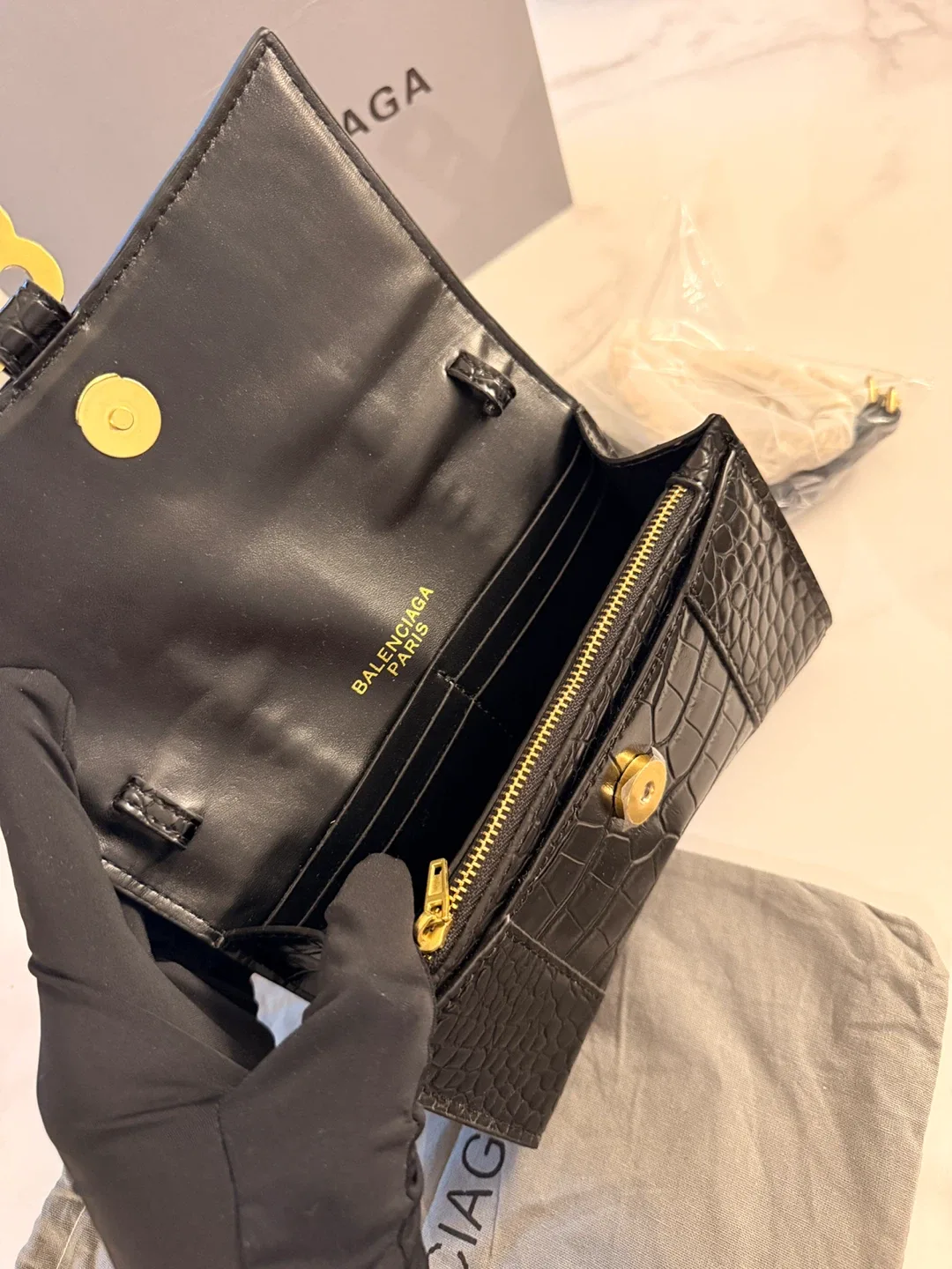 Balenciaga bag ($250) image indicator(5)
