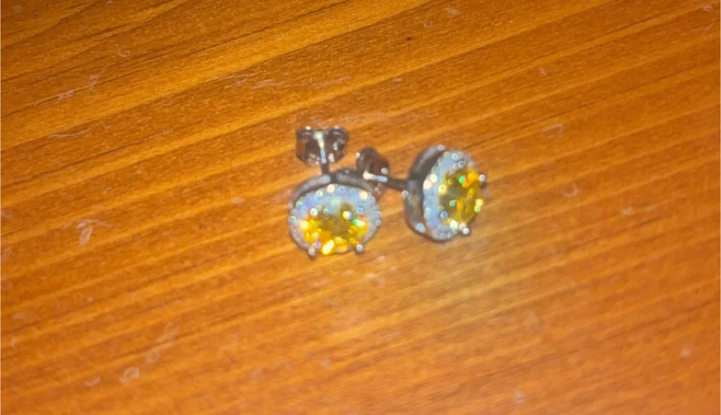 GRA Certified 2 Carat Yellow/white Moissanite stud earrings image indicator(2)