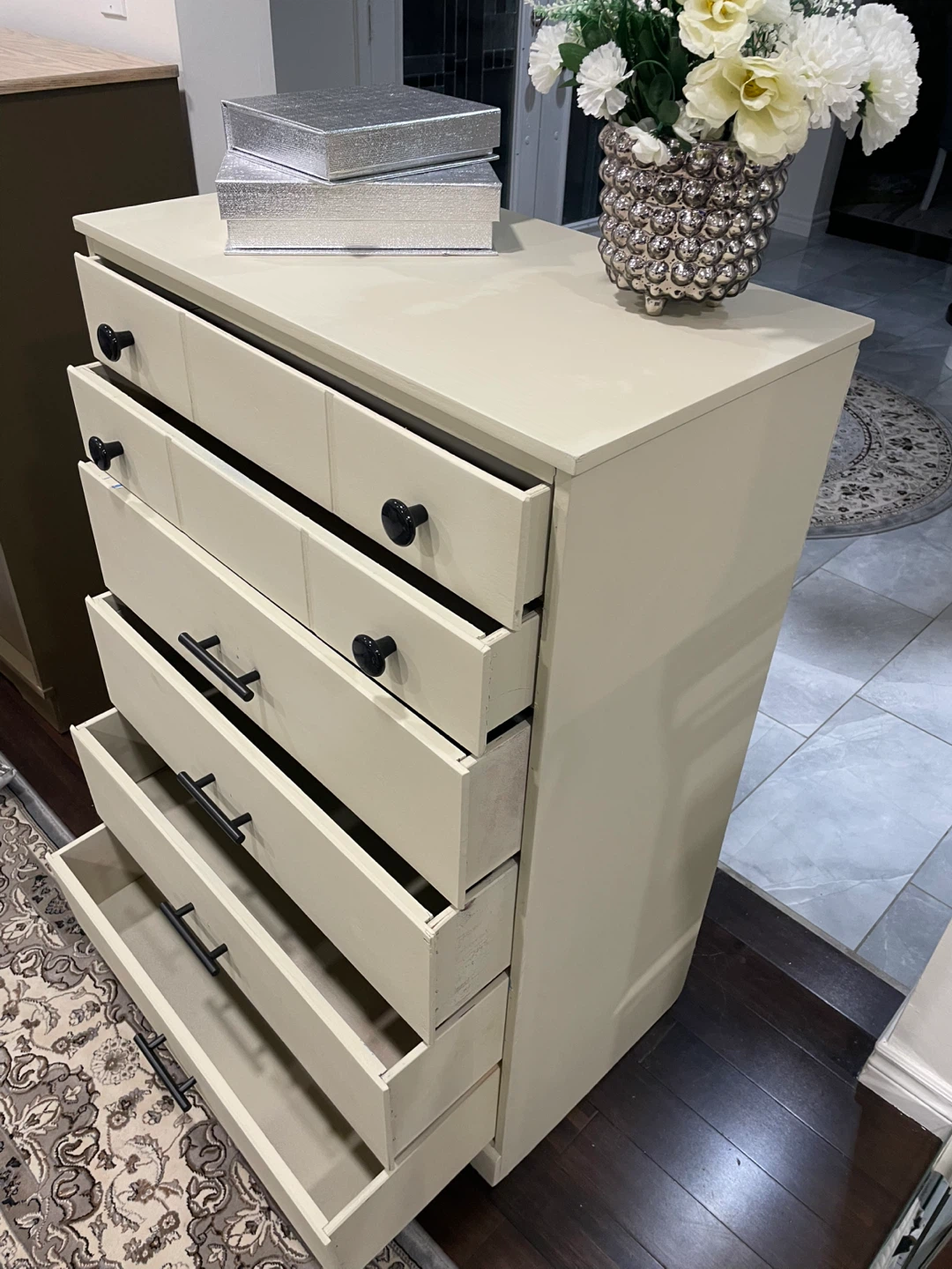 Cream-coloured 6-Drawer Dresser (W28 D16 H42)