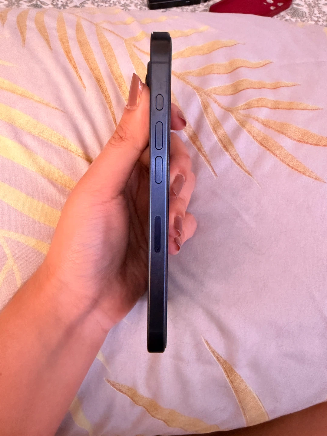 iPhone 15 Pro - photo 2