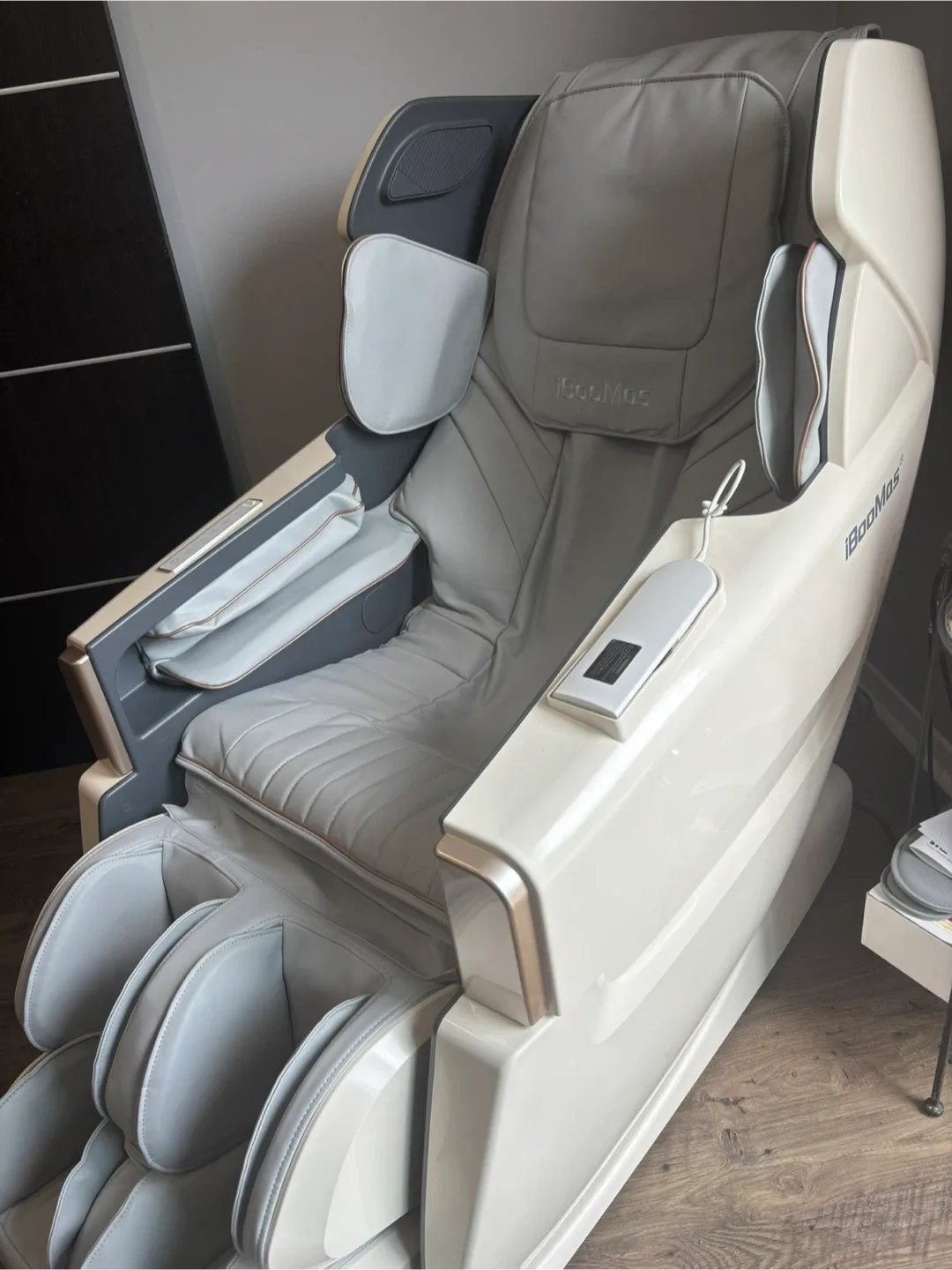 iBooMAs Massage Chair - Excellent Condition! thumbnail