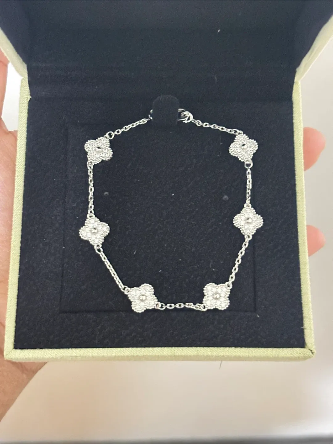 18K white gold filled 6 clover bracelet image indicator(2)