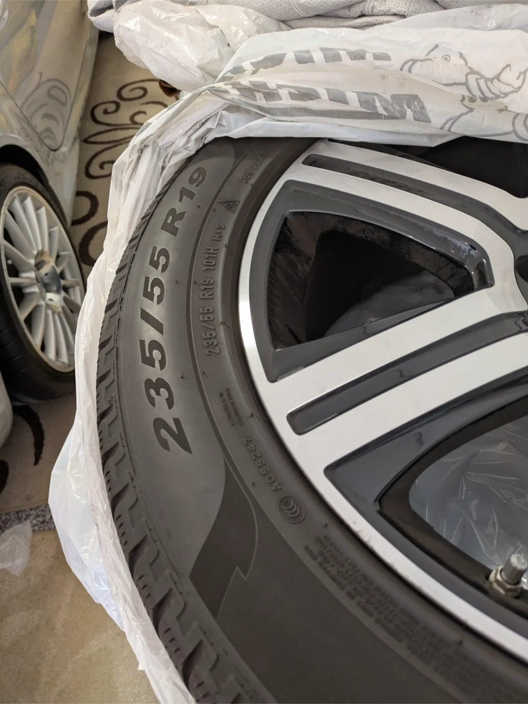 Set of 4 Winter Pirelli Tires on Mercedes Rim - 235/55 R19 image indicator(5)