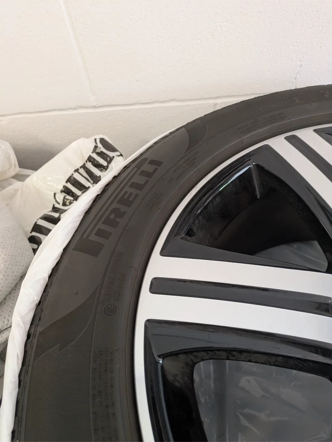 Set of 4 Winter Pirelli Tires on Mercedes Rim - 235/55 R19 image indicator(3)