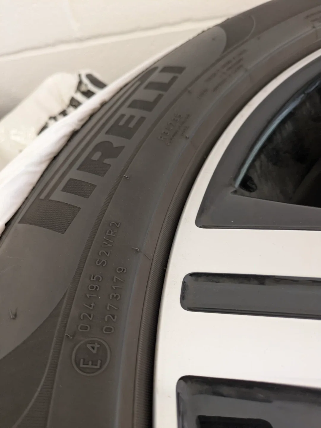 Set of 4 Winter Pirelli Tires on Mercedes Rim - 235/55 R19 image indicator(2)