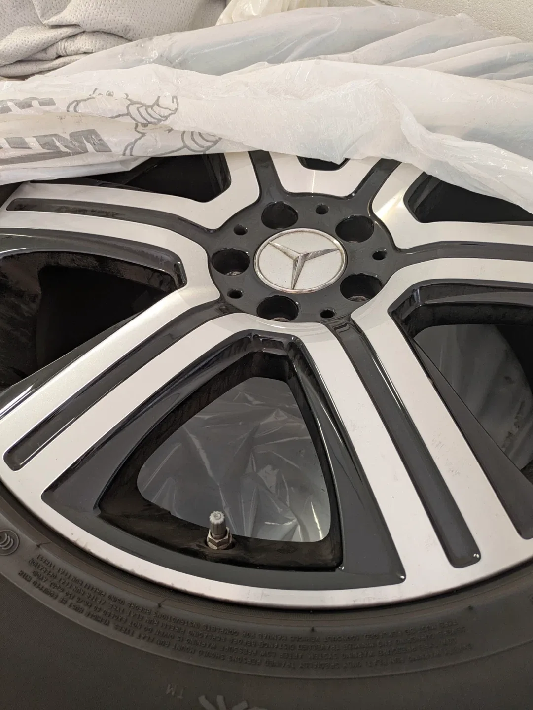 Set of 4 Winter Pirelli Tires on Mercedes Rim - 235/55 R19 image indicator(4)