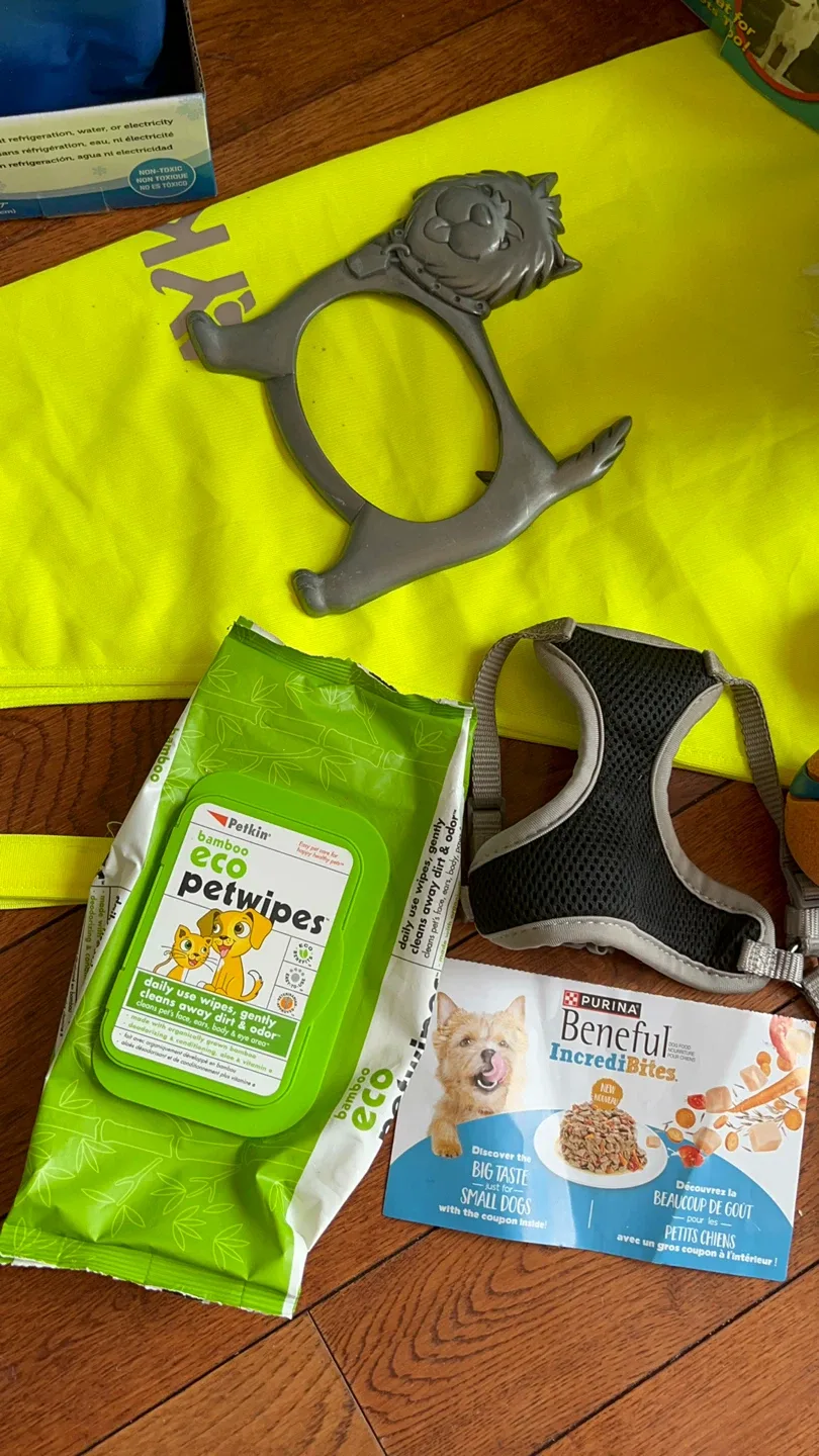 🥕BOX OF DOG ACCESSORIES (11.8" x 15.7") - New in Box! image indicator(2)