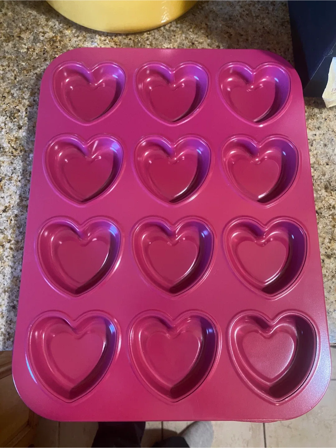 Heart-shaped Muffin Tin - Pink thumbnail