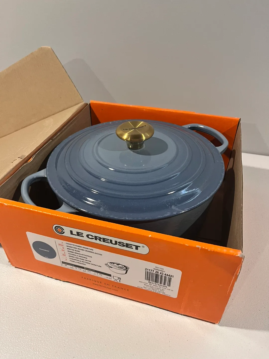 Le Creuset Chambray Round Dutch Oven 5.3 qt image indicator(2)