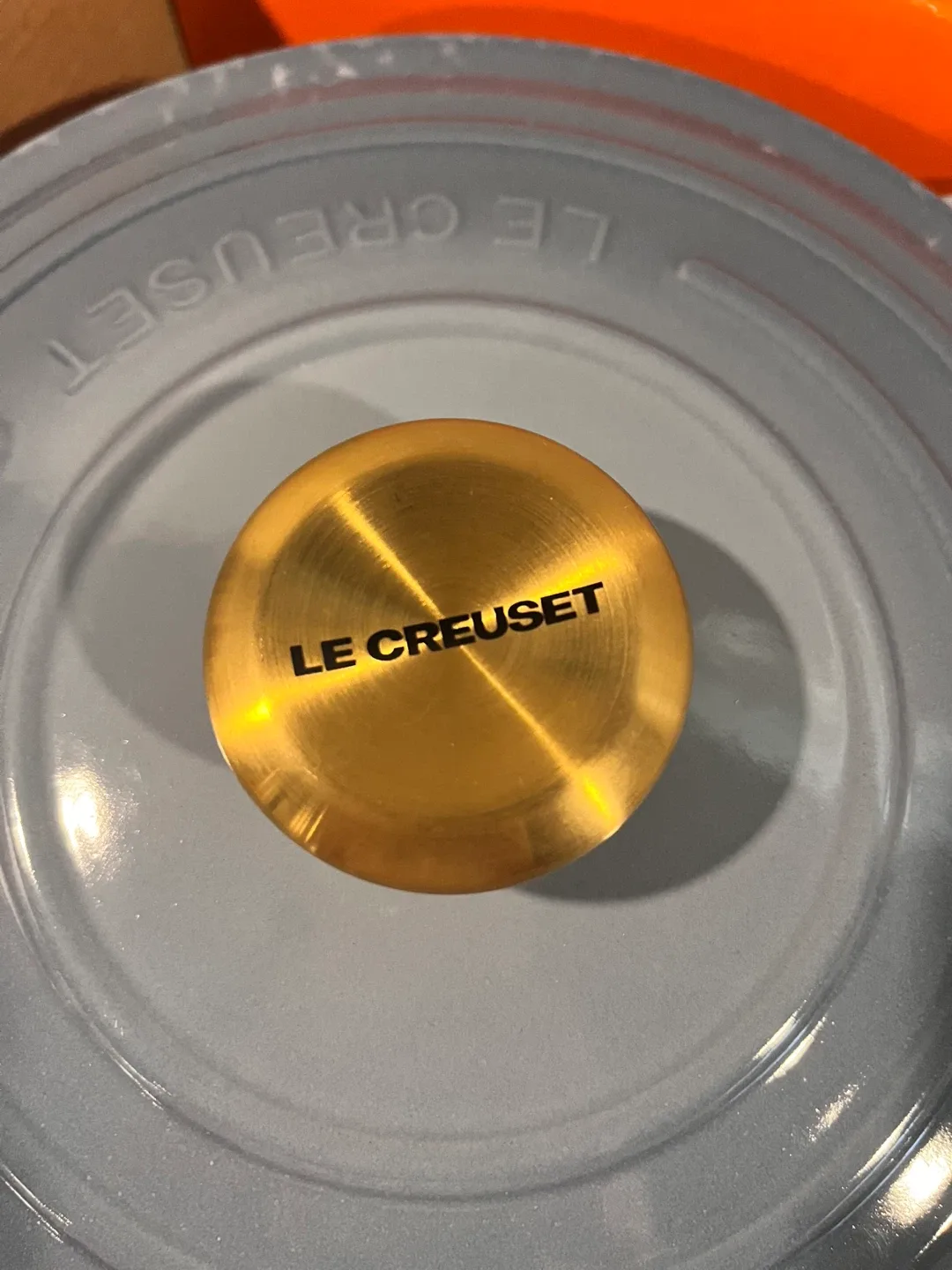 Le Creuset Chambray Round Dutch Oven 5.3 qt image indicator(4)