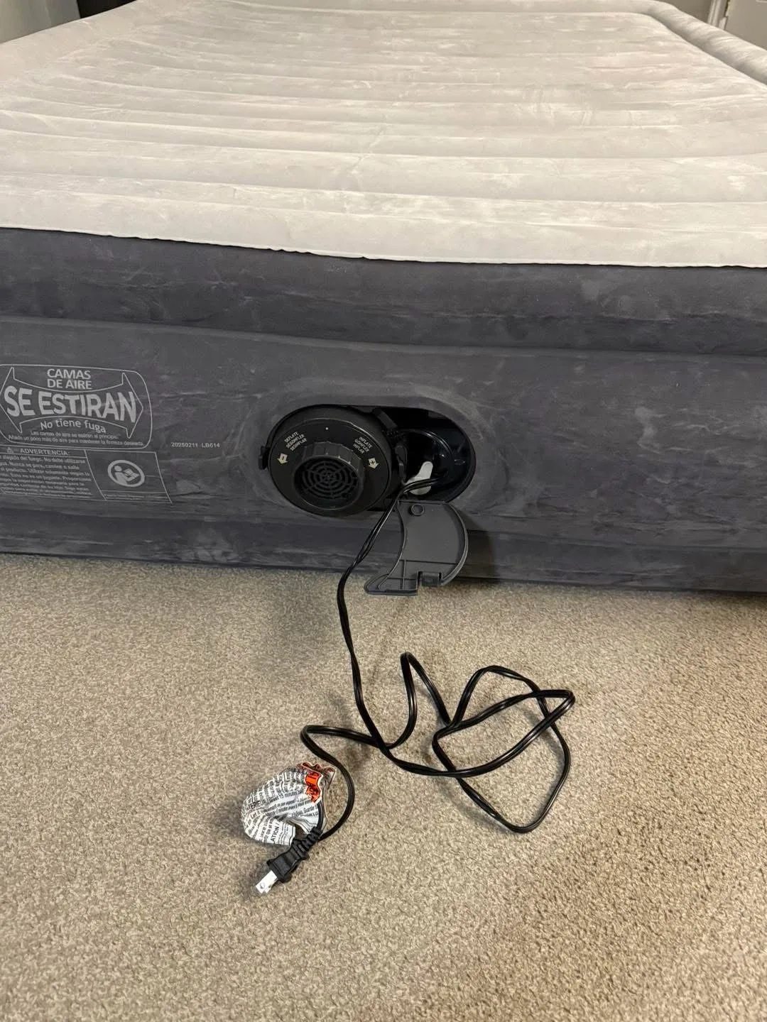 13” Full Size Self-Inflatable Air Mattress image indicator(8)