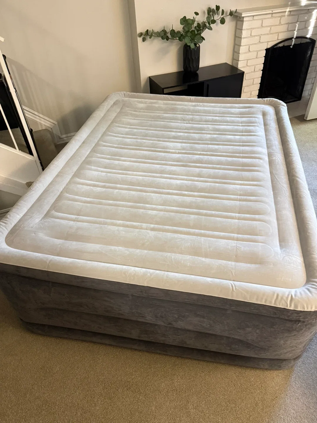 NEW 22” Queen Self-Inflatable Deluxe Bed image indicator(2)