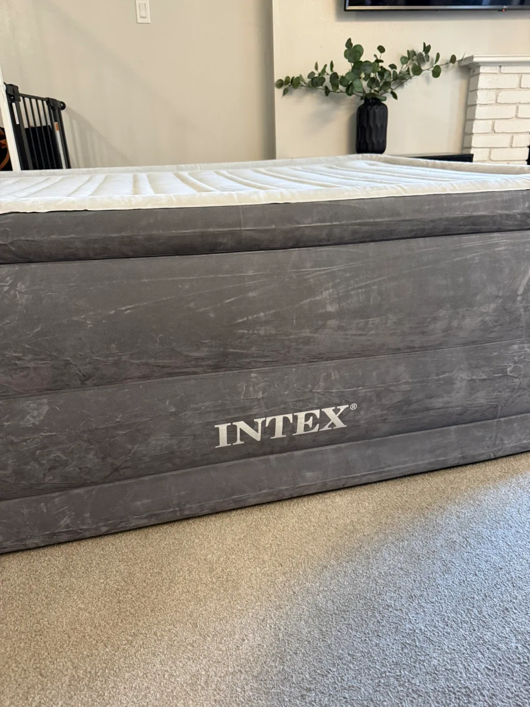 NEW 22” Queen Self-Inflatable Deluxe Bed image indicator(6)