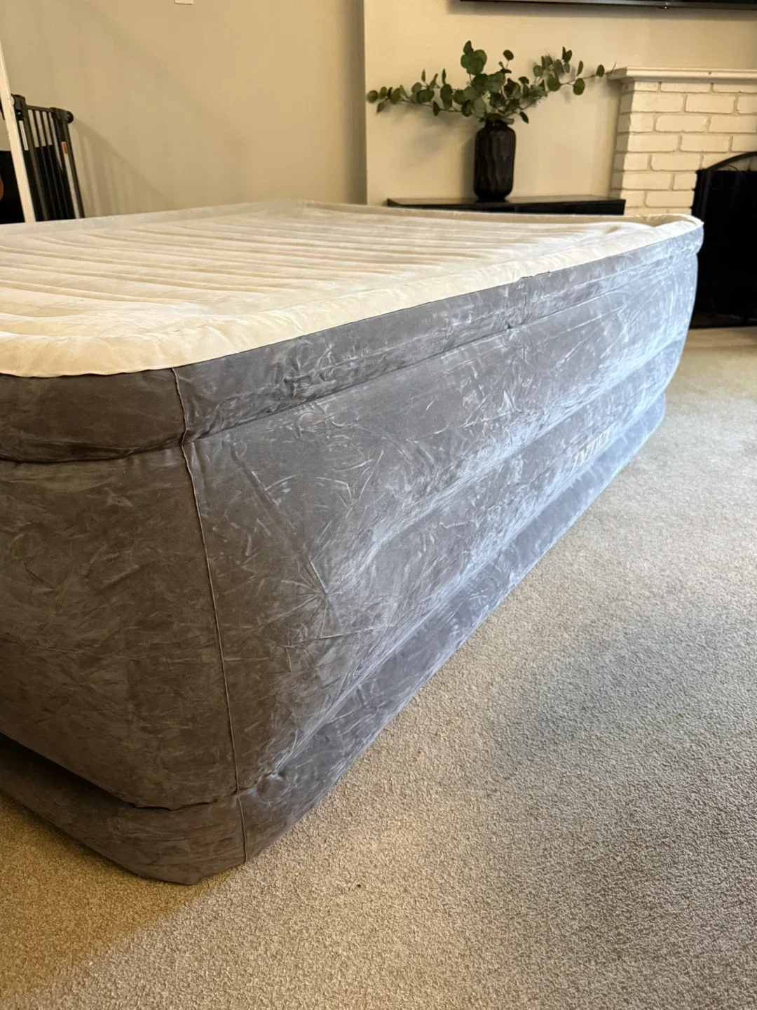 NEW 22” Queen Self-Inflatable Deluxe Bed image indicator(3)