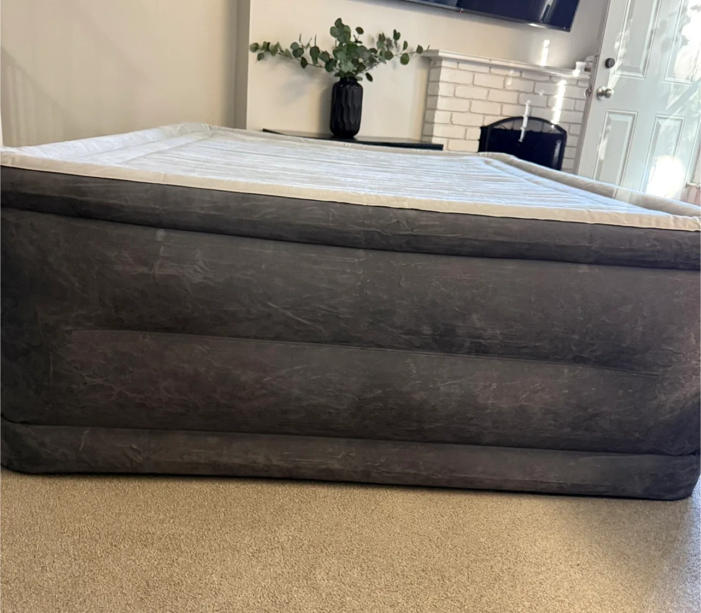 NEW 22” Queen Self-Inflatable Deluxe Bed image indicator(4)