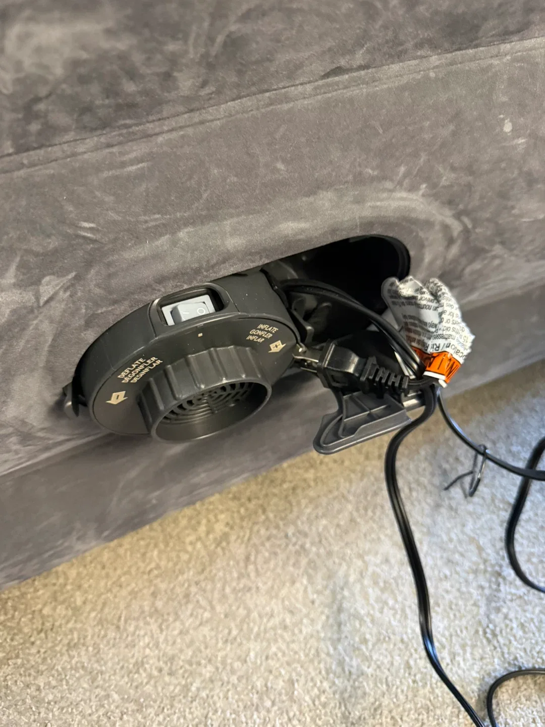 NEW 22” Queen Self-Inflatable Deluxe Bed image indicator(7)