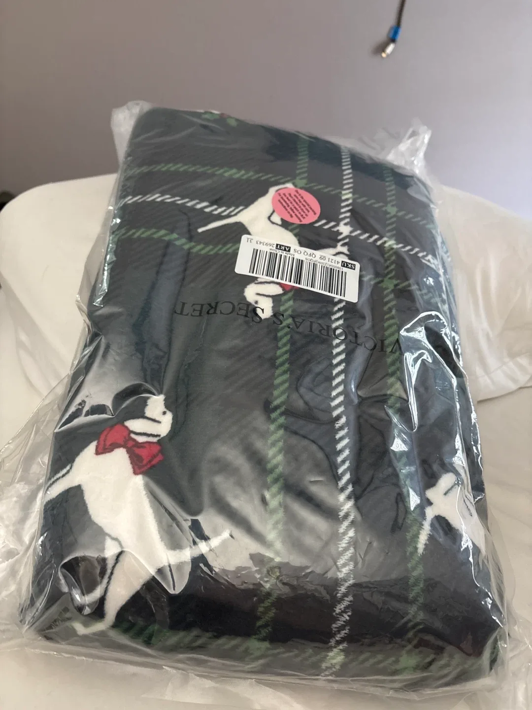 Victoria's Secret Plaid Dog Blanket - New in Package! thumbnail