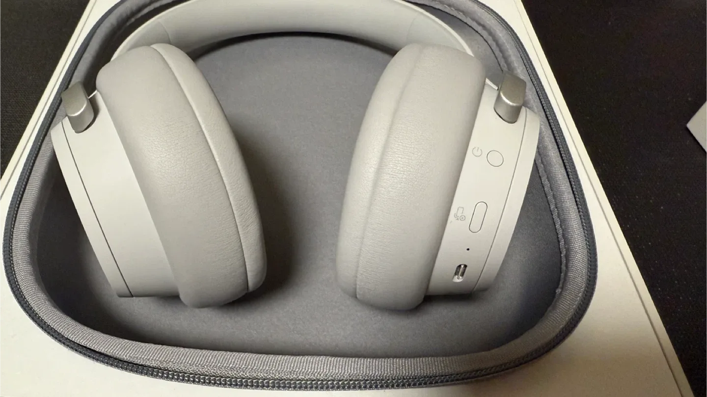 Microsoft Wireless Noise Cancelling Headphones image indicator(10)