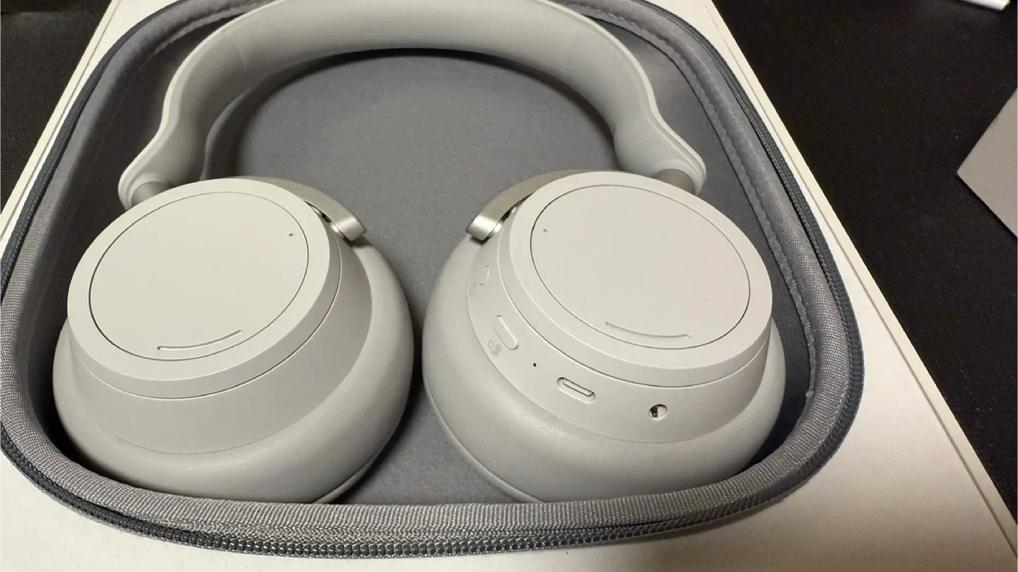 Microsoft Wireless Noise Cancelling Headphones image indicator(9)