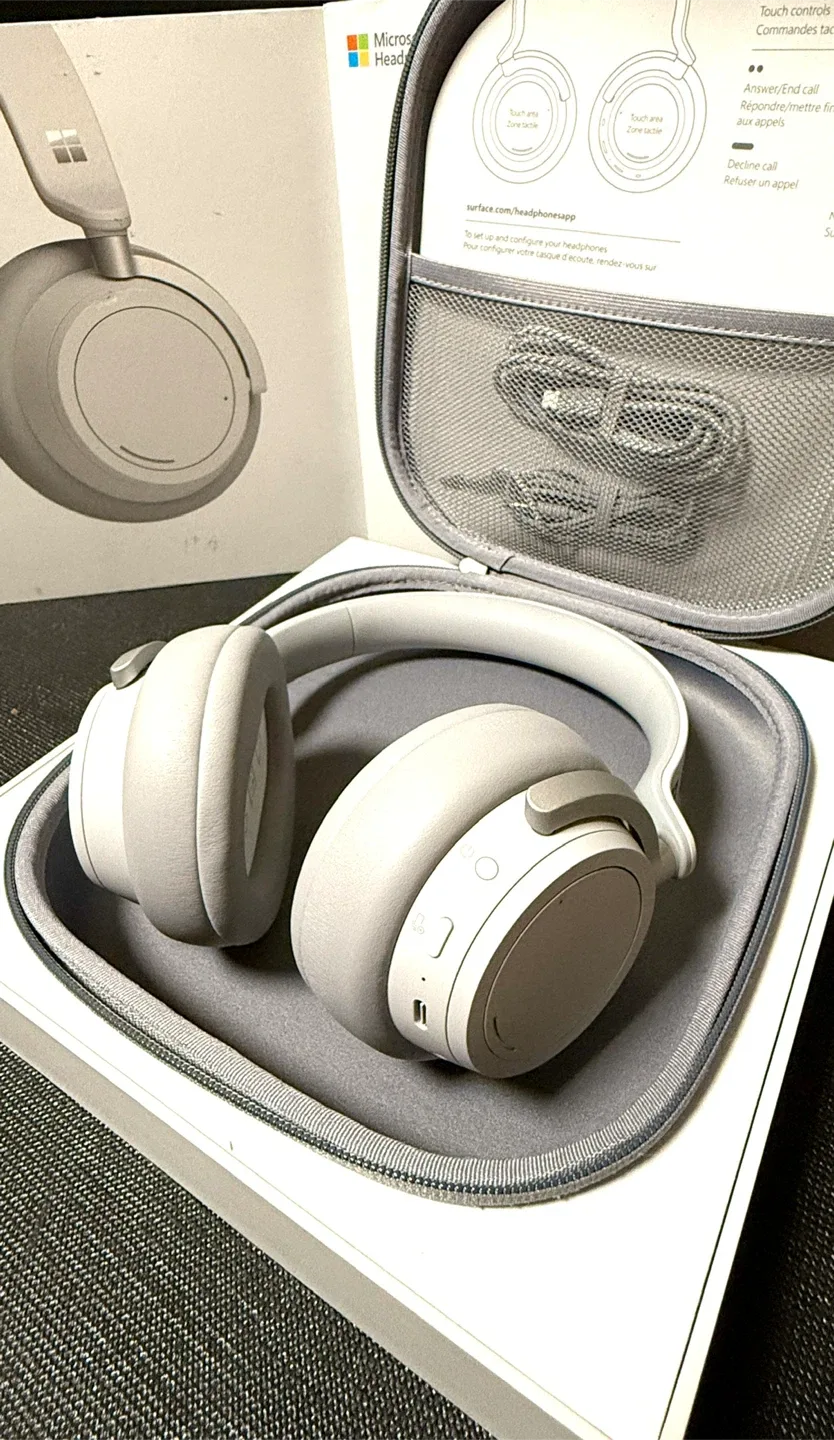 Microsoft Wireless Noise Cancelling Headphones image indicator(8)