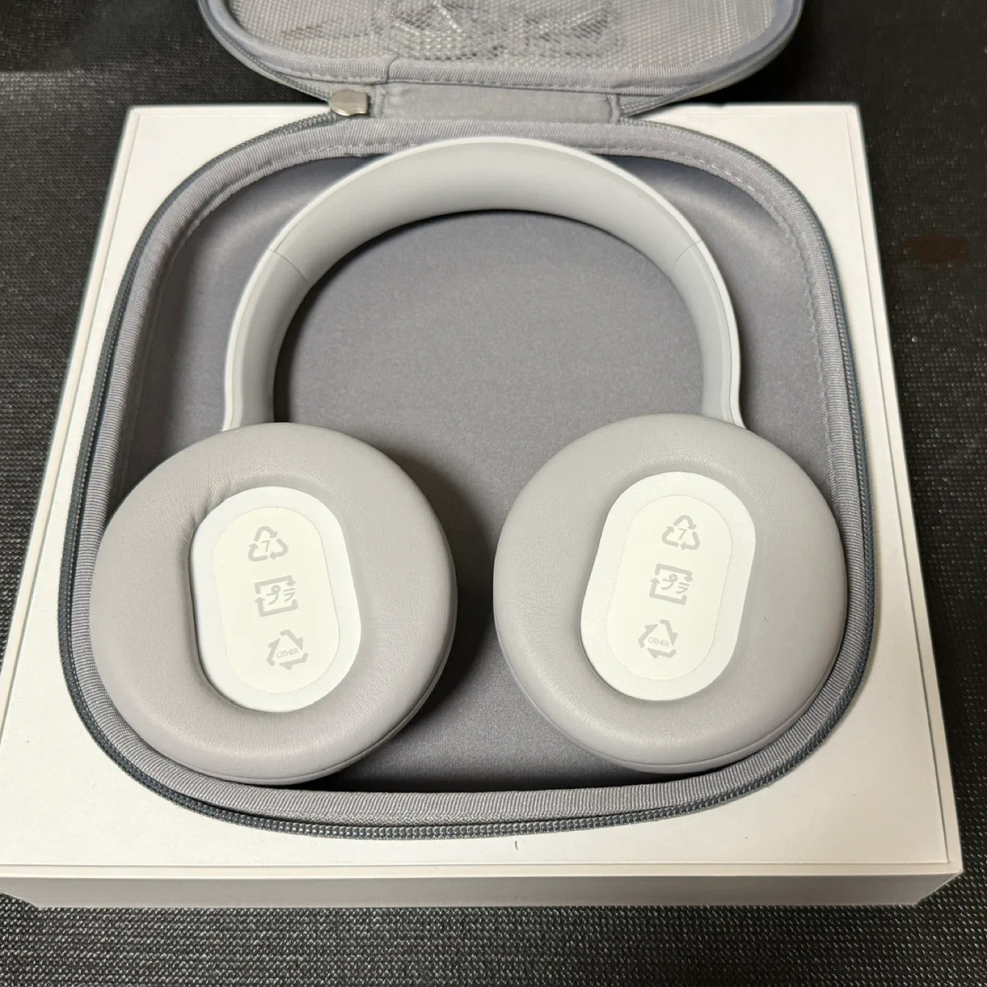 Microsoft Wireless Noise Cancelling Headphones image indicator(7)