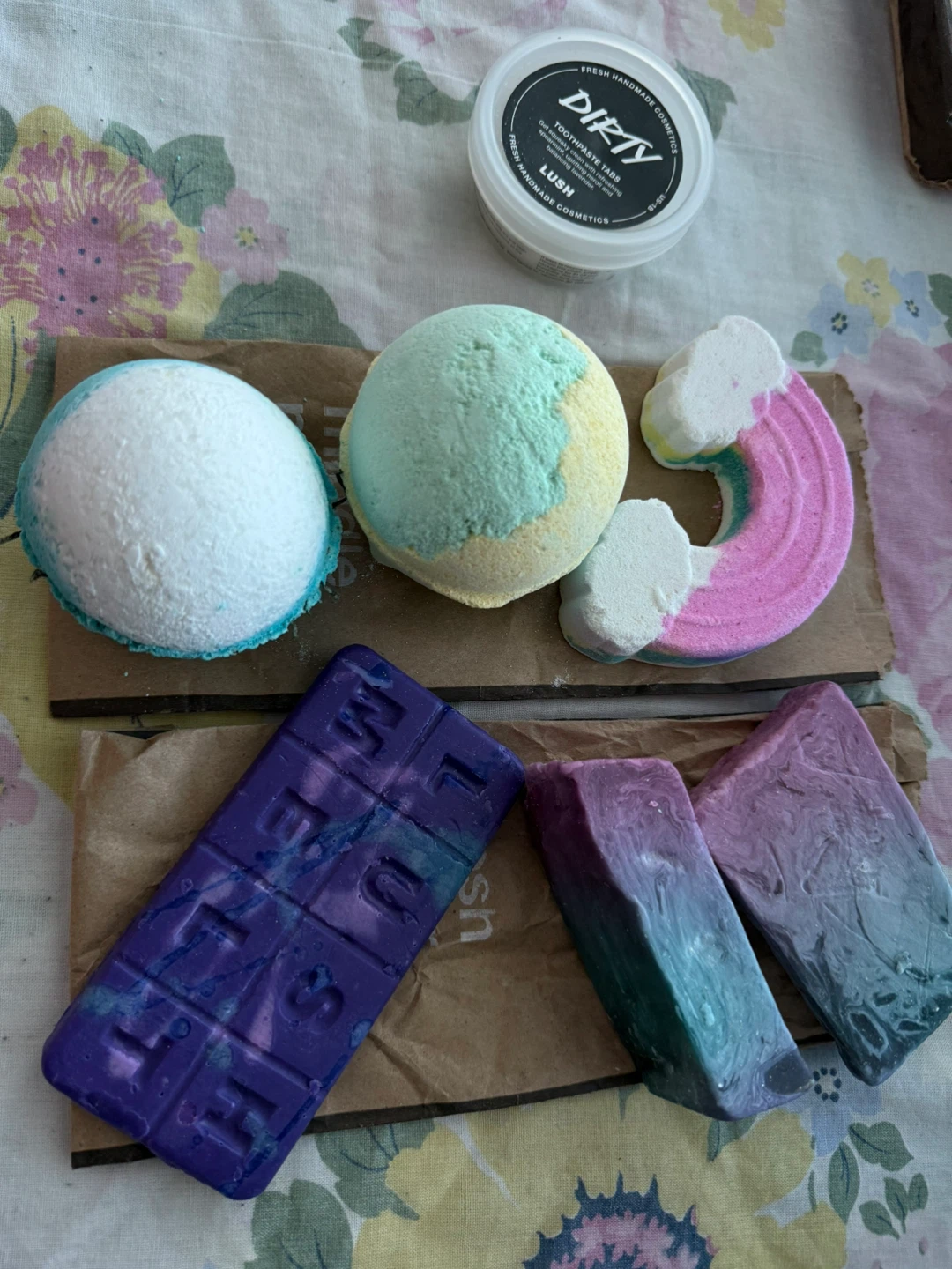 Lush Bath Bombs & Toothpaste Tabs - photo 3