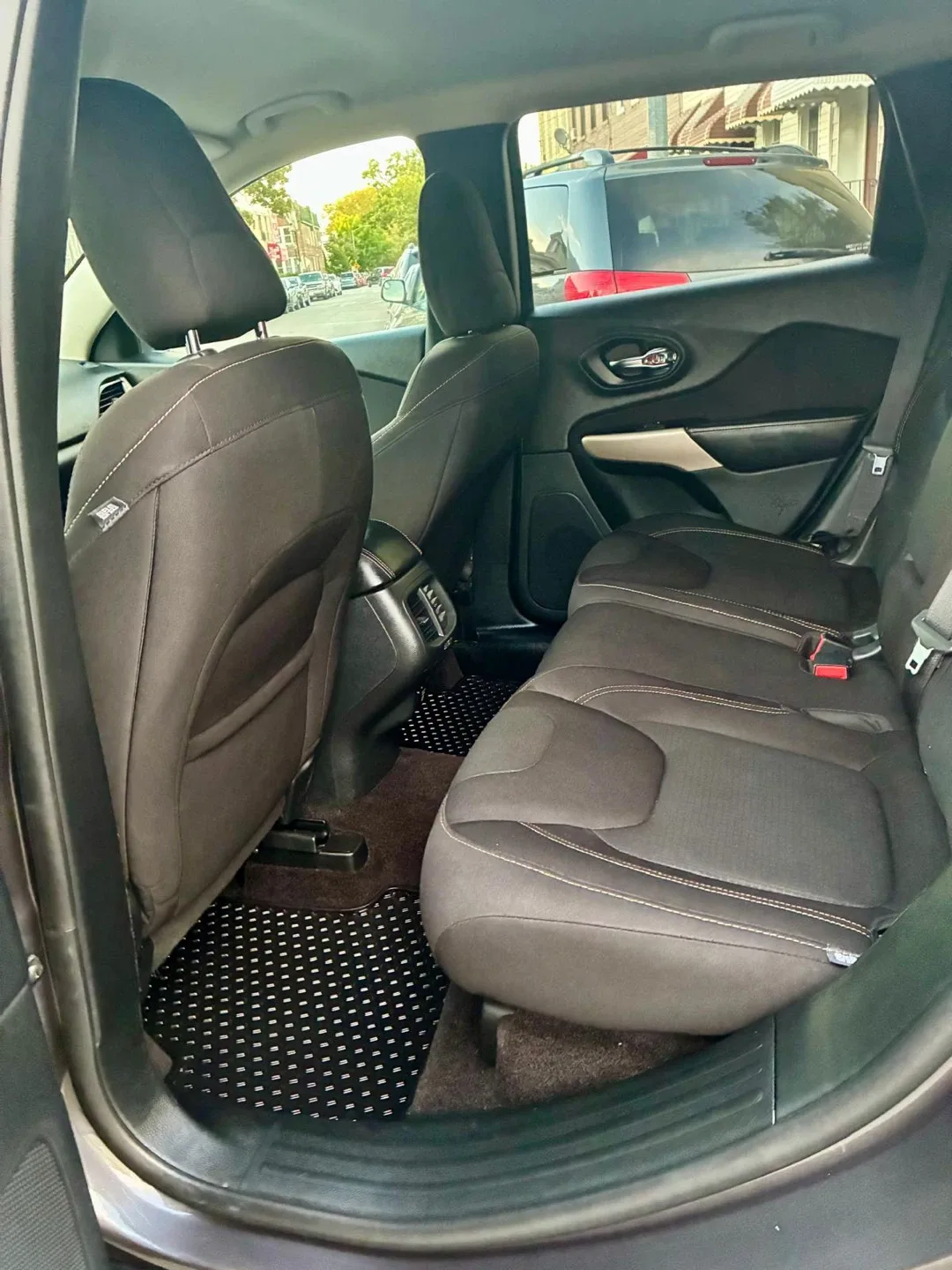 2017 Jeep Cherokee Latitude – One Owner image indicator(8)