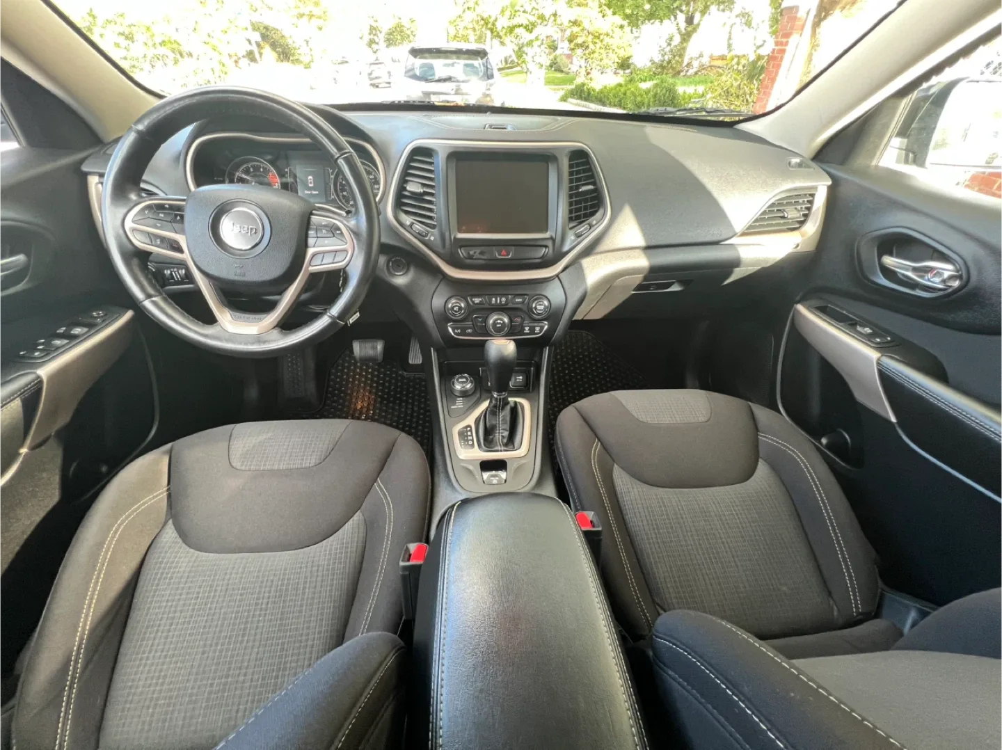 2017 Jeep Cherokee Latitude – One Owner image indicator(10)