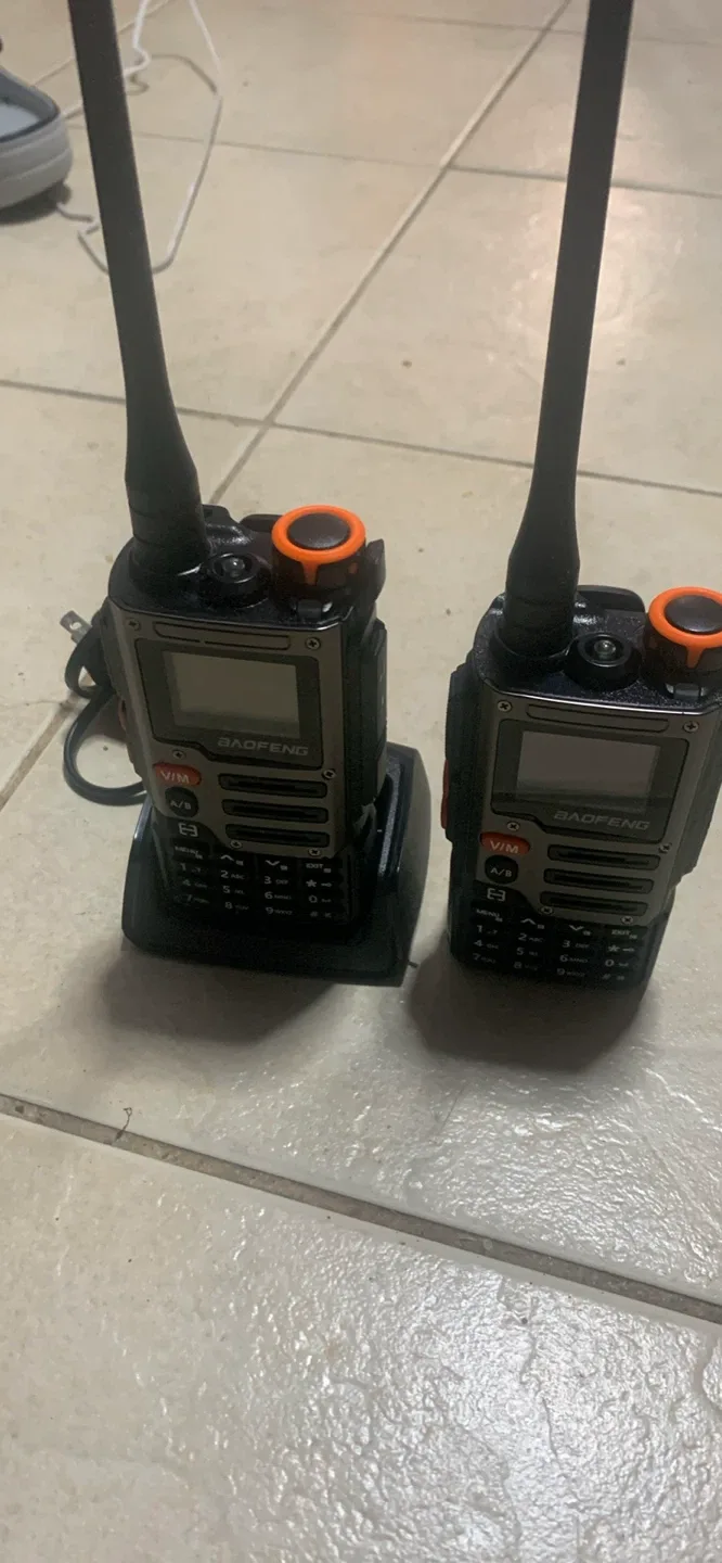 BAOFENG Two-Way Radio with Charger image indicator(3)