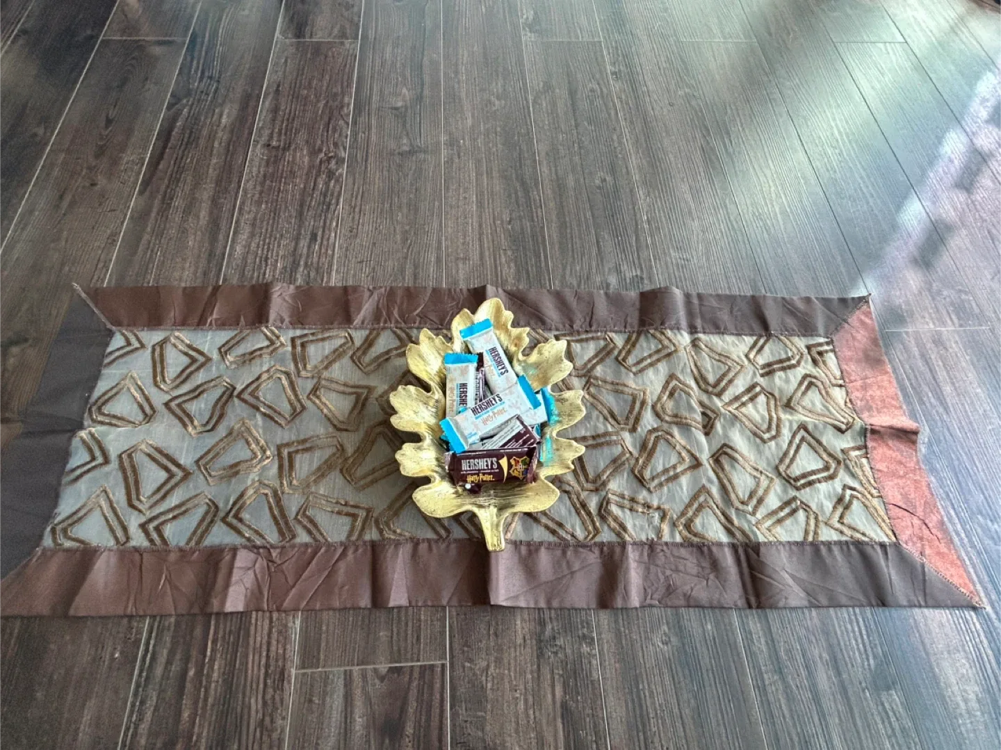 Table Runner & Leaf Bowl Set image indicator(2)