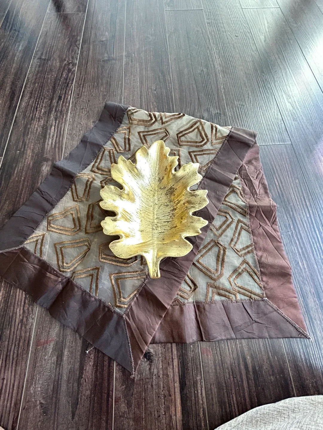 Table Runner & Leaf Bowl Set image indicator(3)