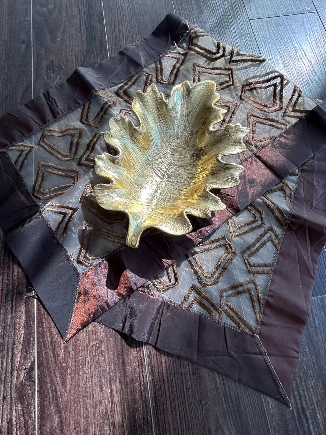 Table Runner & Leaf Bowl Set image indicator(4)